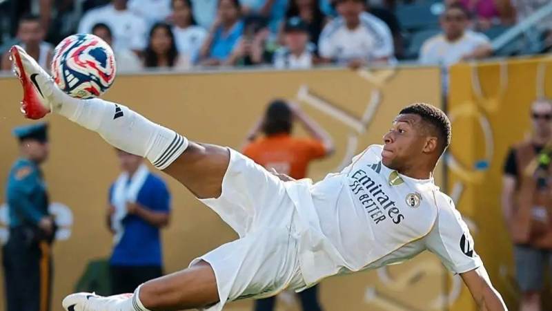bsports必一运动平台编辑团队在球场边讨论内容策划