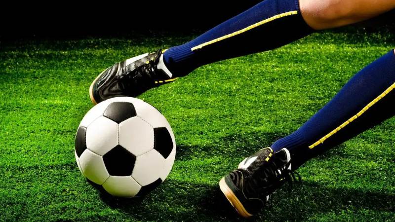 bsports必一运动新闻资讯配图：青少年球员在训练场进行传接球练习